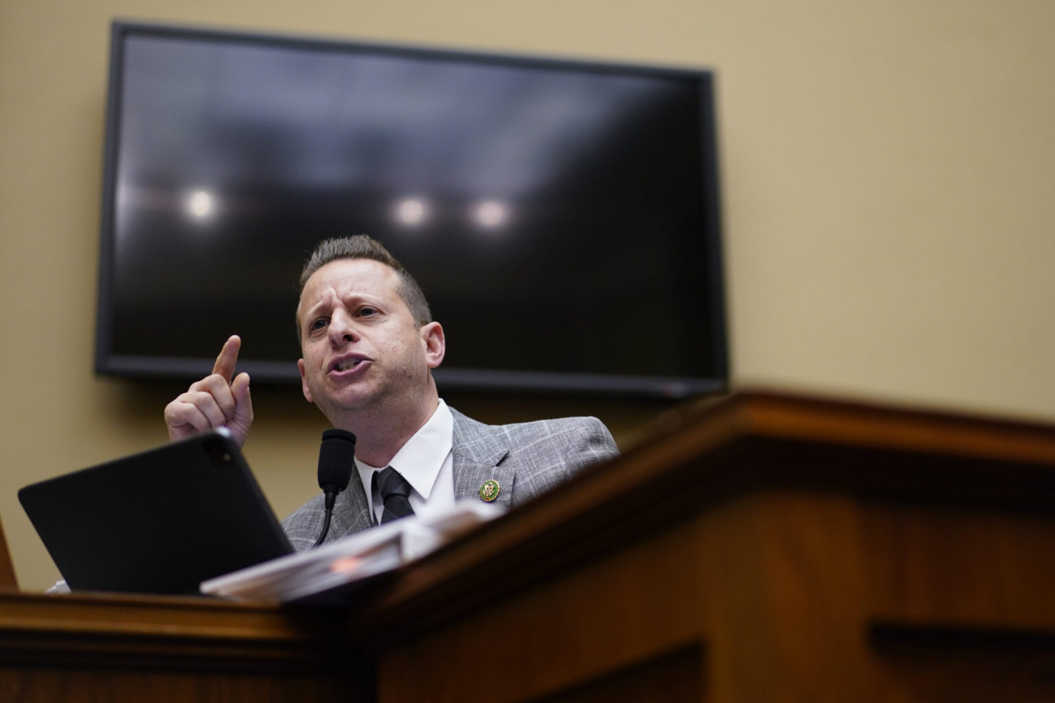 Florida Rep. Introduces Bill to Ban Semiautomatic Gun Sales Nationwide to Anyone Under 25