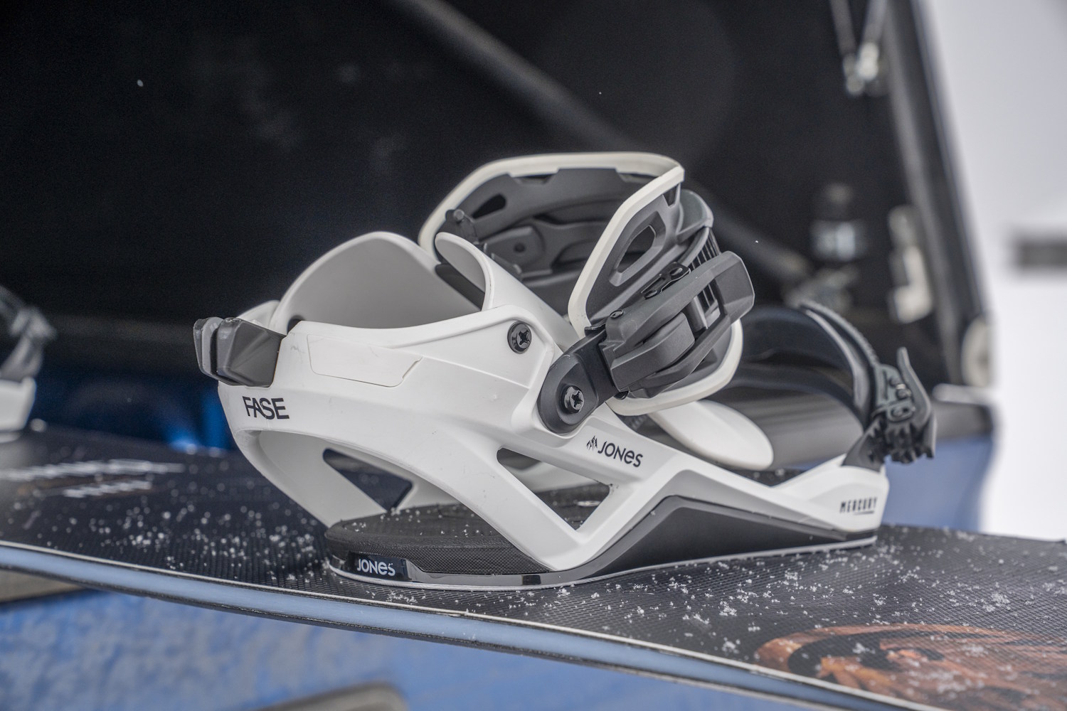 Jones Mercury FASE Snowboard Binding mounted on a snowboard.