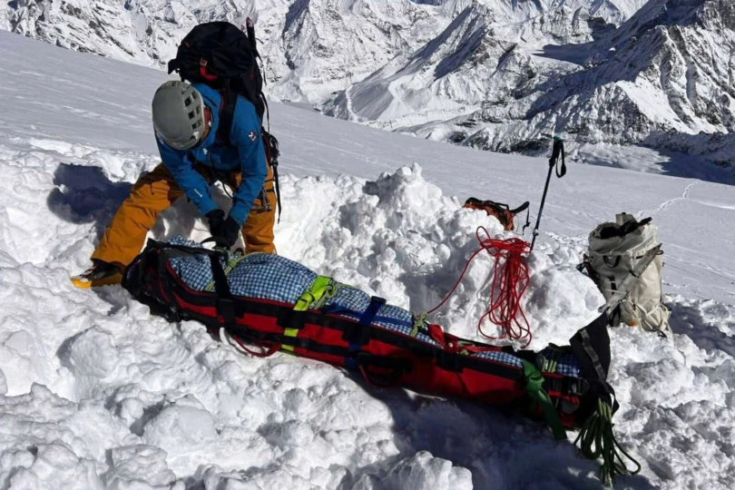 Blizzard hits himalayas
