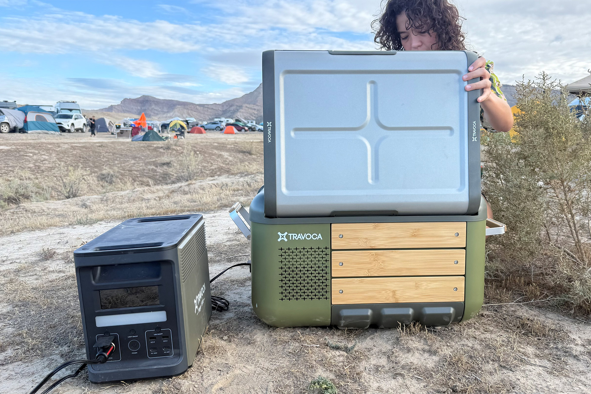 A camper opens TRAVOCA Rigel DZ eCooler