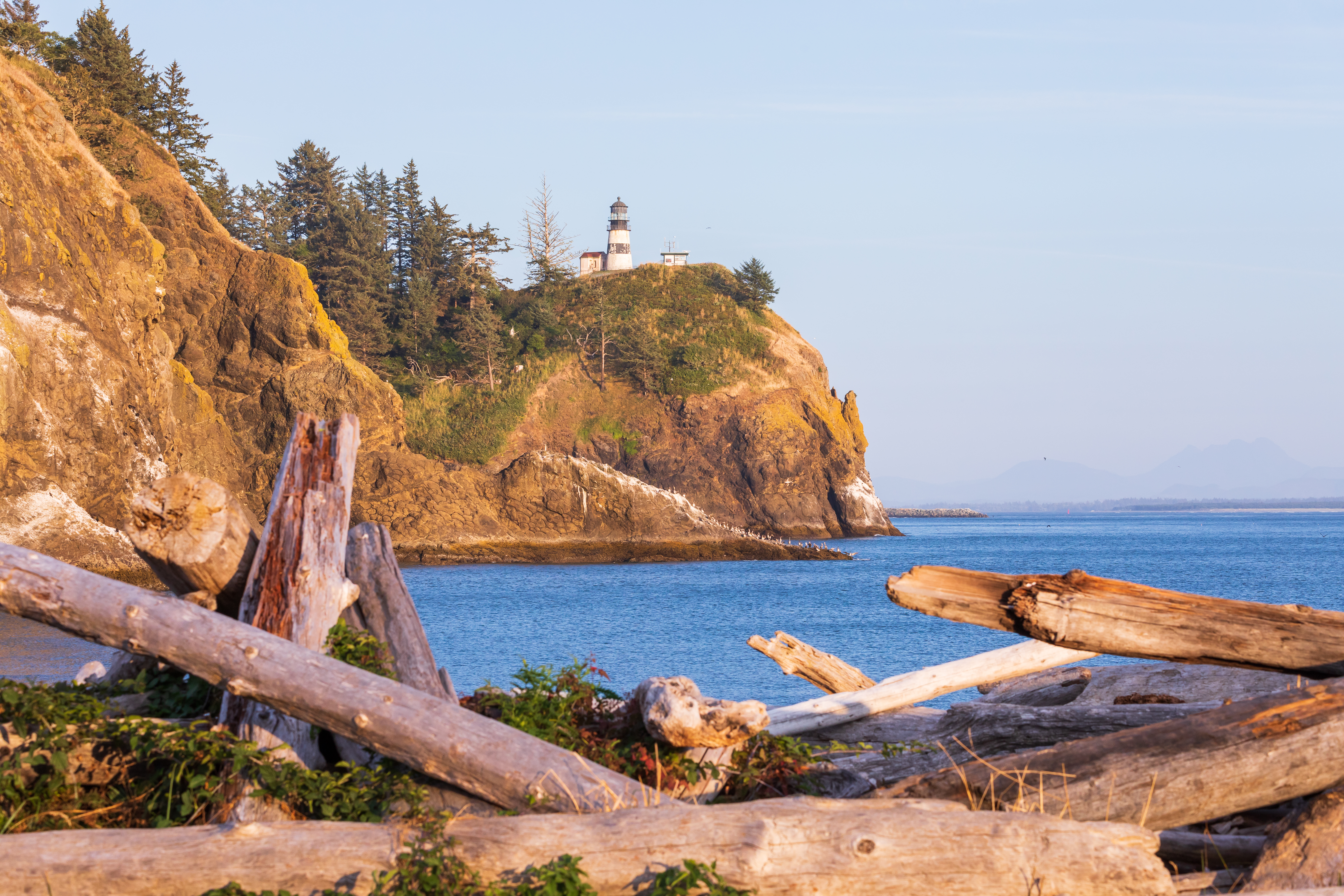 USA, Washington State, Ilwaco, Cape Disappointment State Park. Cape Disappointment Lighthouse on cliff above the Columbia River Bar and Pacific Ocean