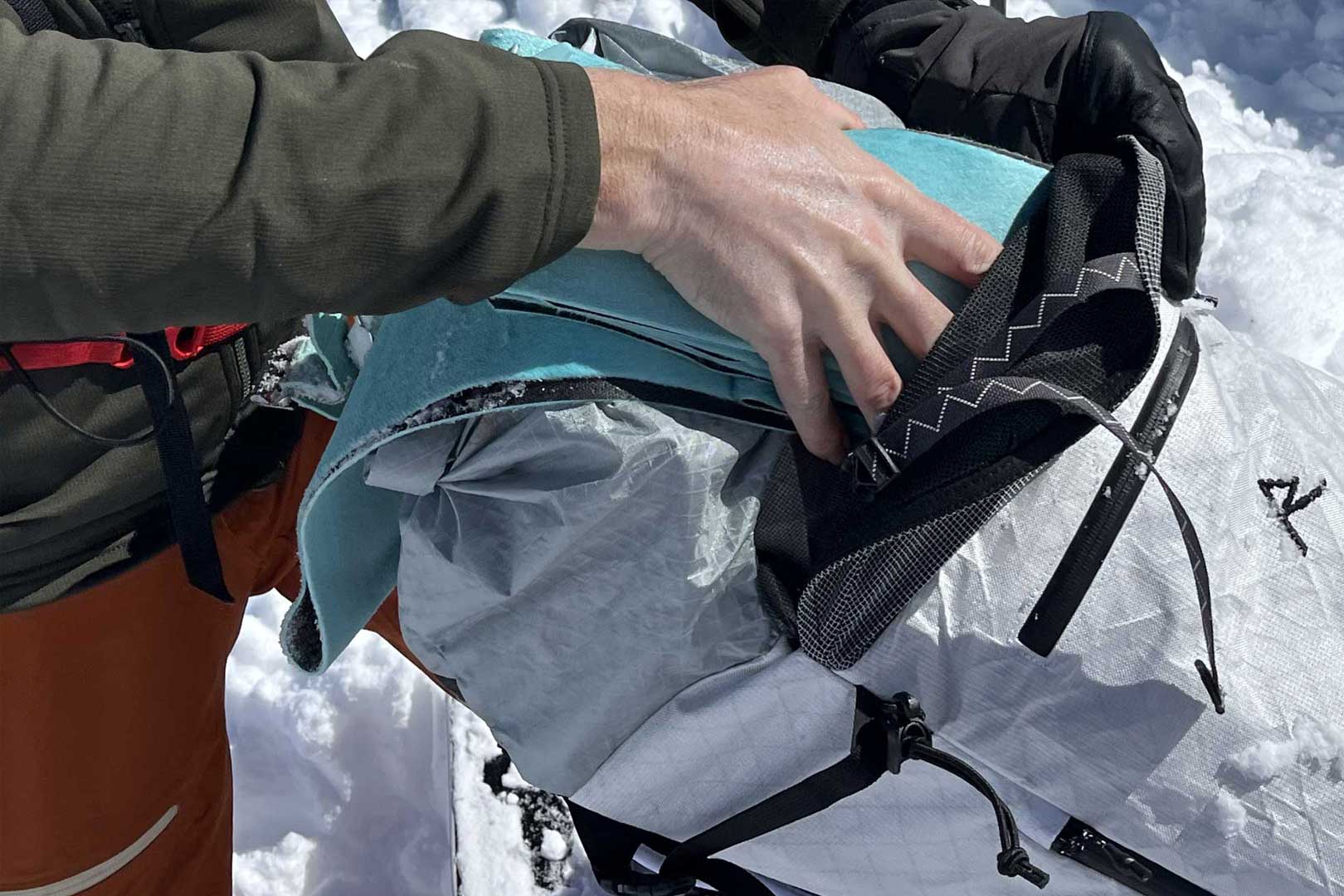 A shoveI-it style rear panel pocket easily stores wet skins in the Raide Research LF 30L. Note the outer zipper pocket for small goods that need to stay dry; (photo/Steve Graepel)