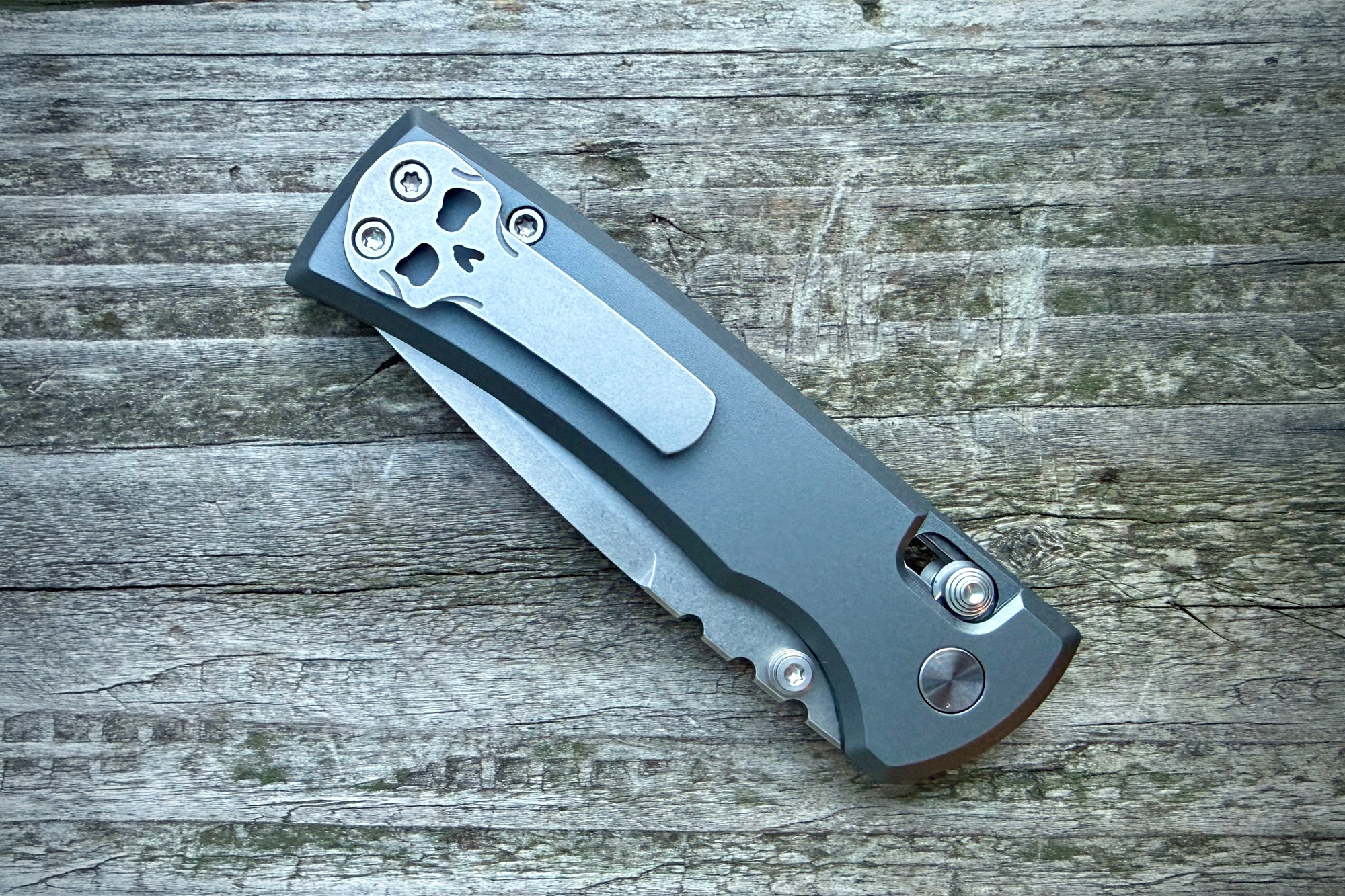 Chaves Redencion Tanto X-Lock shown closed on a weathered wooden surface, with the pocket clip facing up