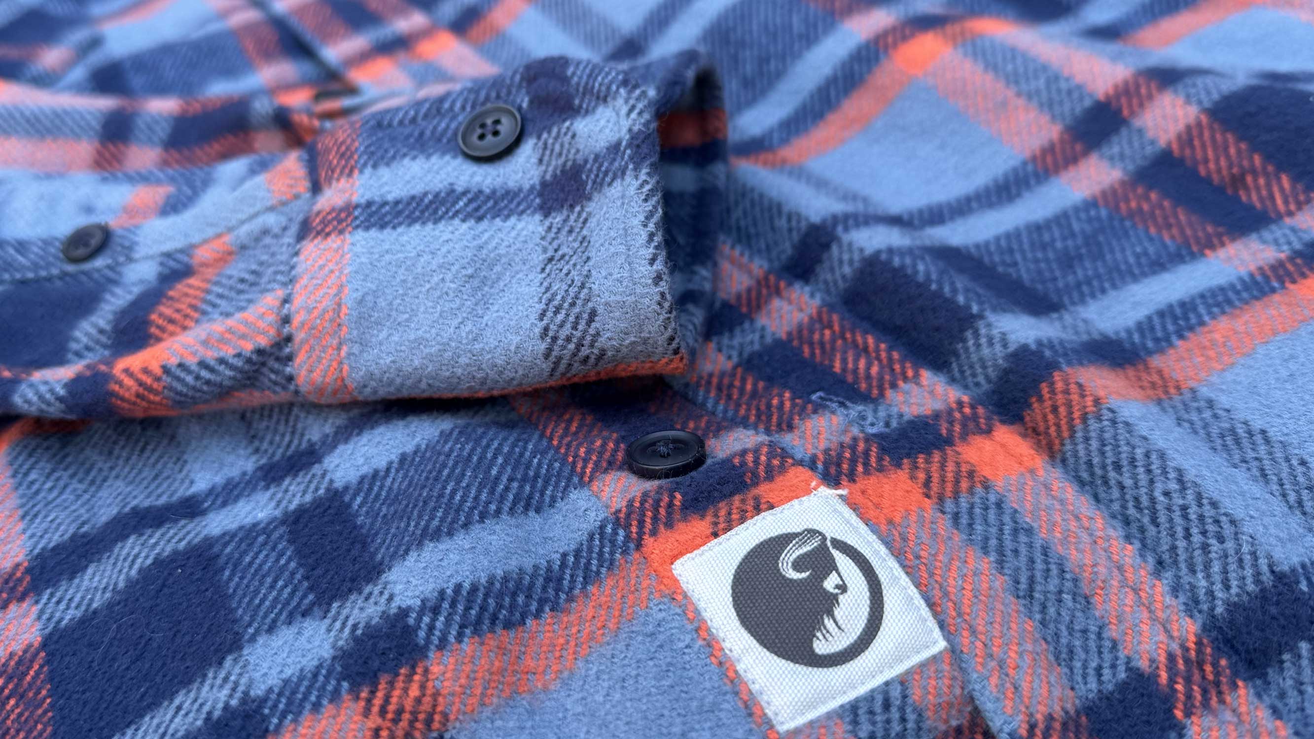 the field grand flannel sleeve ends and front buttons, as well as the stitched-on logo