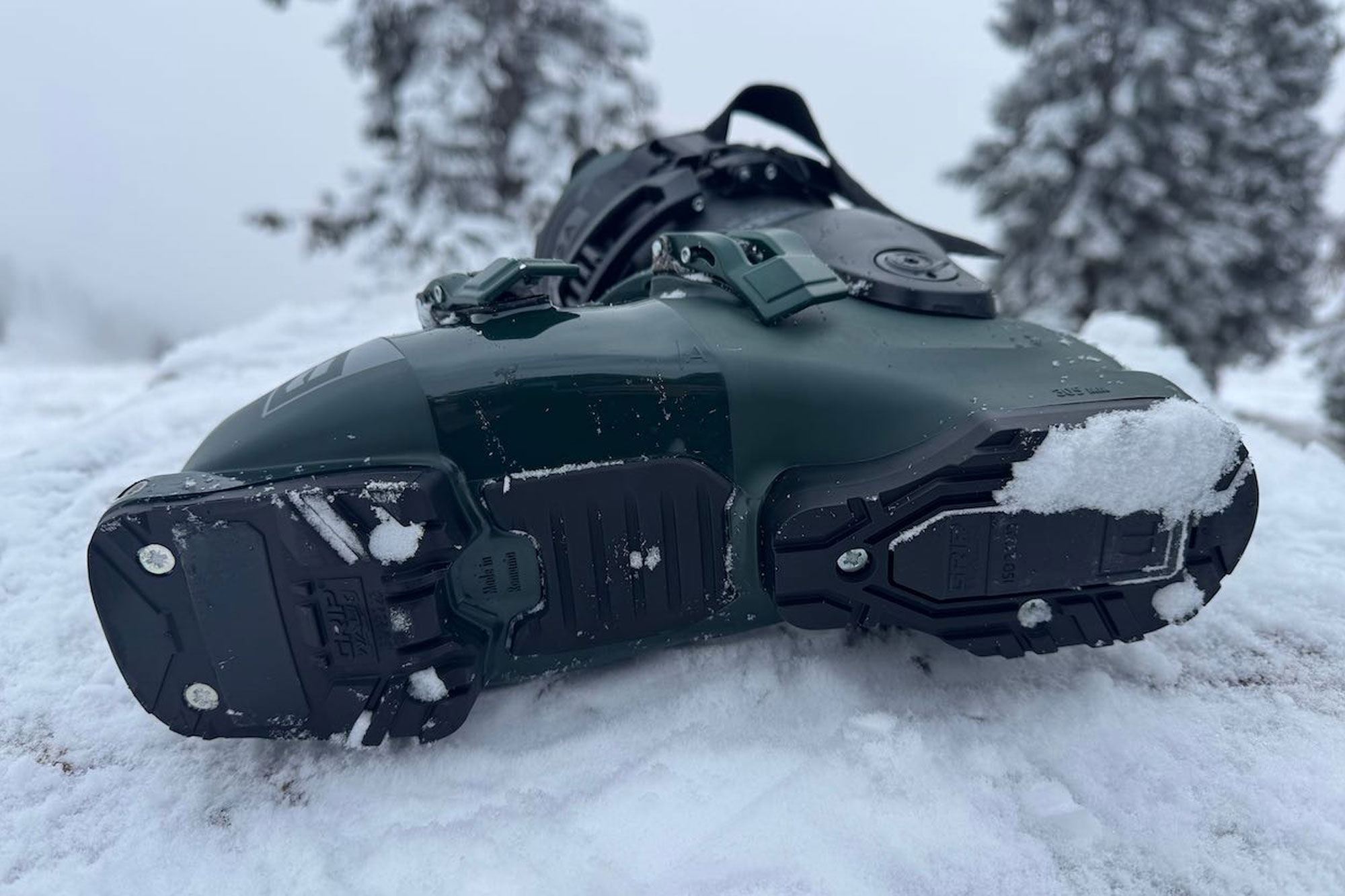 armada ar one boot on snow