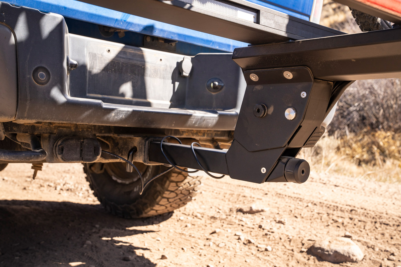 The rack’s hitch connection and wiring are shown in detail