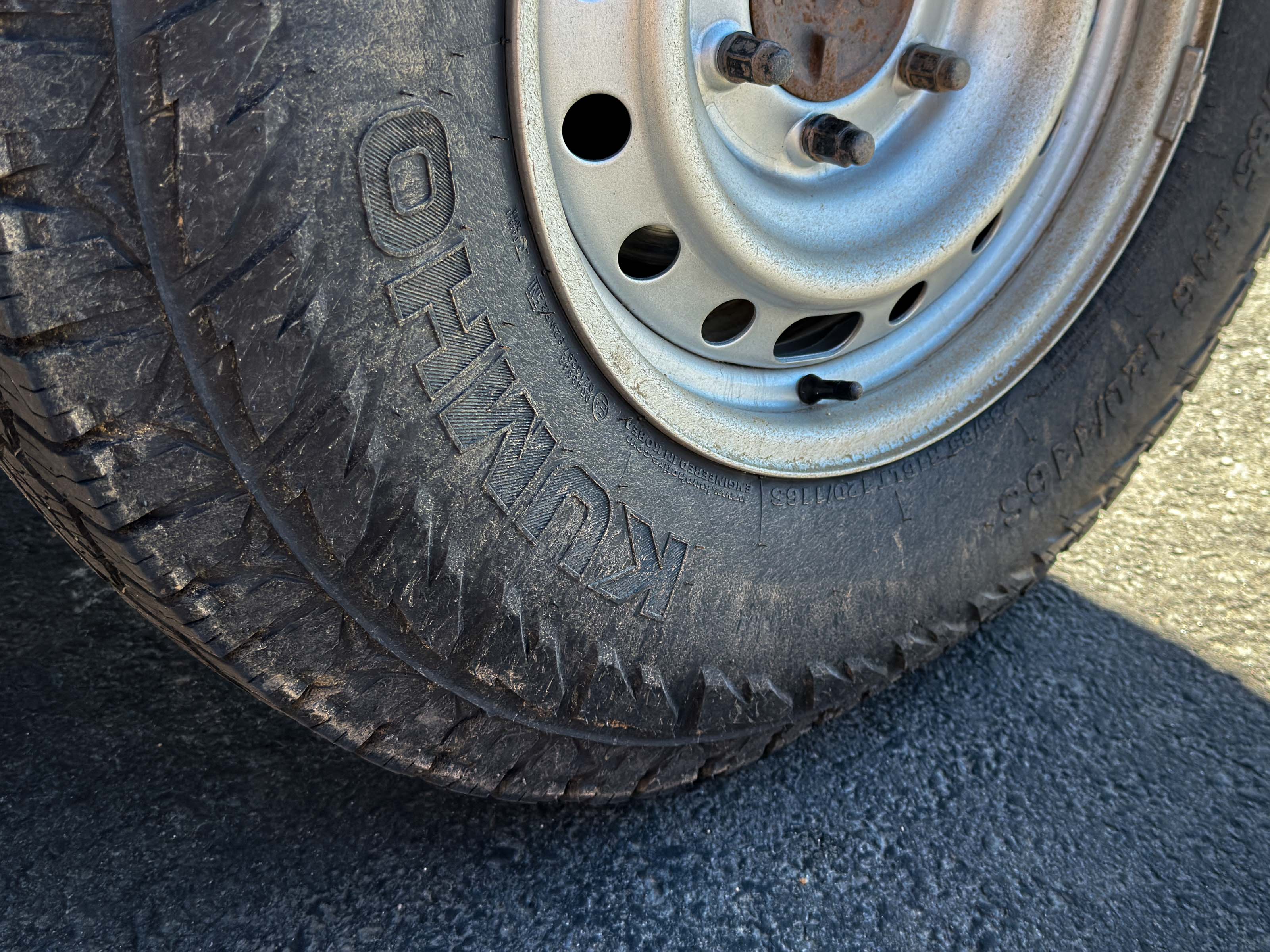 Kumho Road Venture AT52