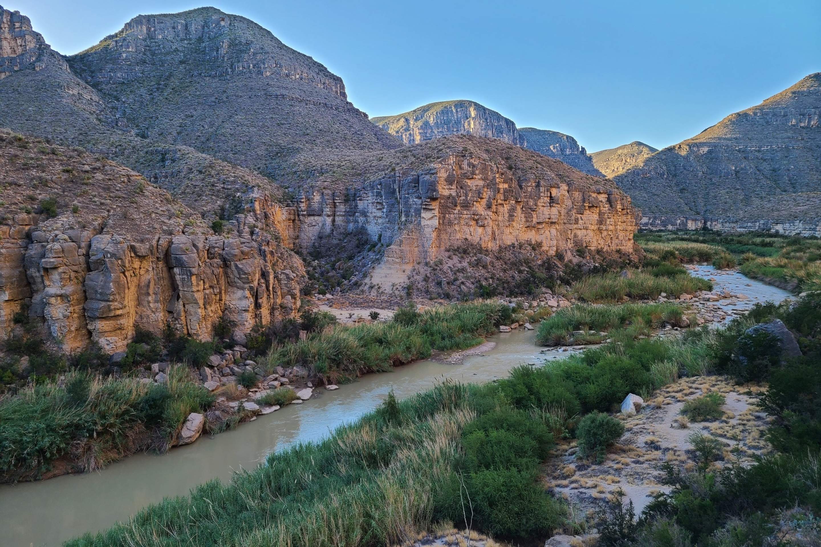 river winds through mountainous park