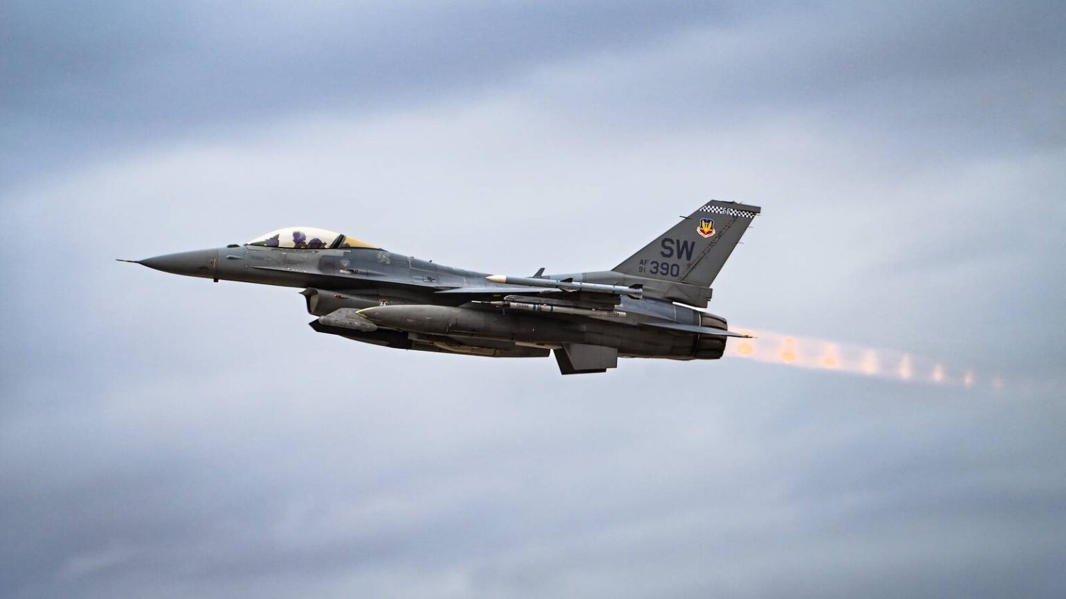 Six F-16 Pilots Earn Distinguished Flying Cross for Midnight Hammer