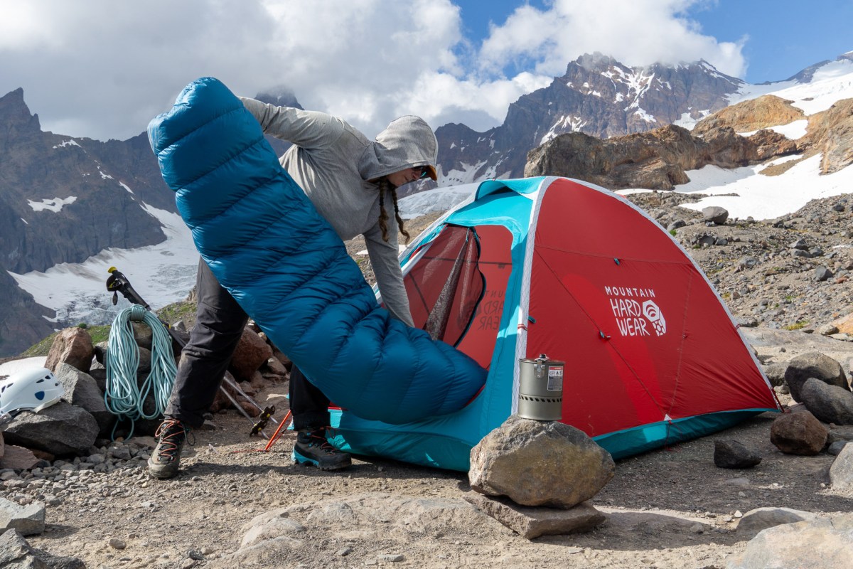 a gearjunkie tester sets up the katabatic alsek quilt inside her alpine tent on kulshan (mount baker)