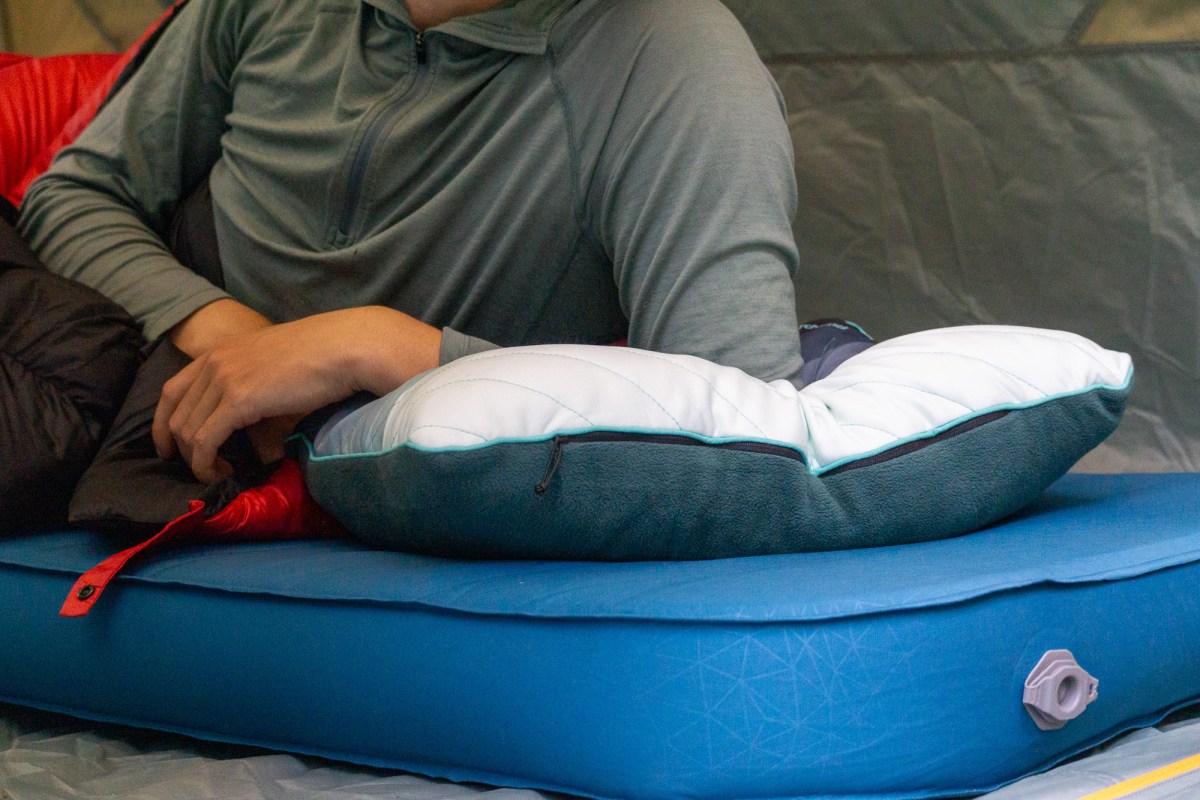 gearjunkie senior editor nick belcaster testing the sea to summit camp deluxe camping mattress in washington state