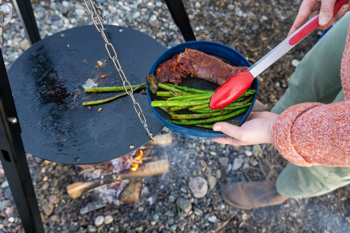 the ikamper disco stove being used in the campfire mode and cooking truca a la navarra on a washington beach