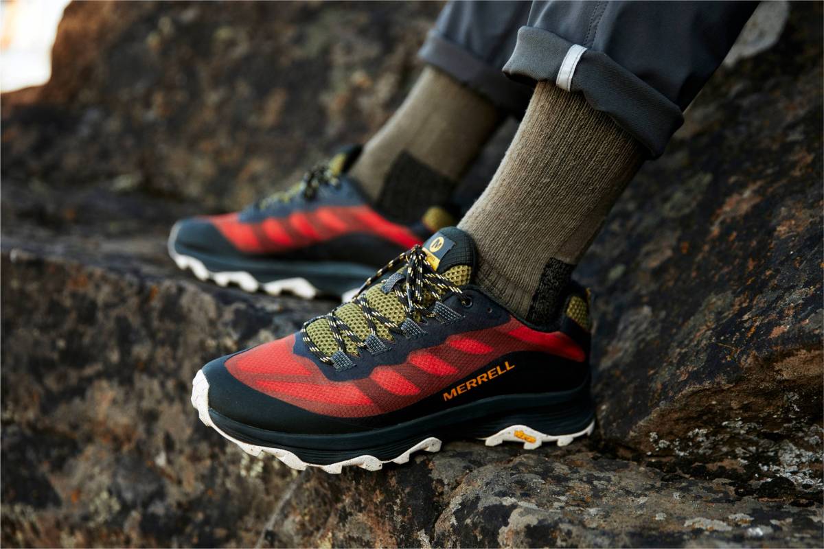 Merrell Moab Speed red black on rocks