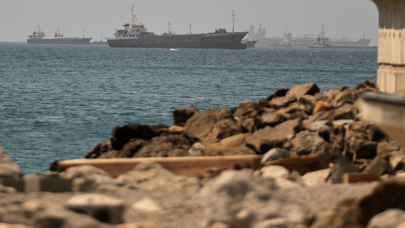 Oil Tankers Navigate the Strait of Hormuz Despite Threats from Iran’s Revolutionary Guard