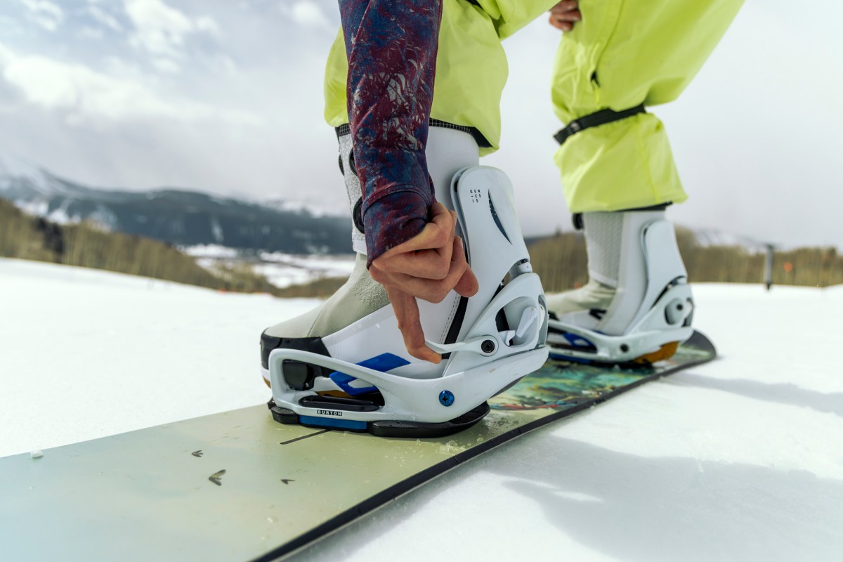 Engaging heel clip on Burton snowboard boots in binding