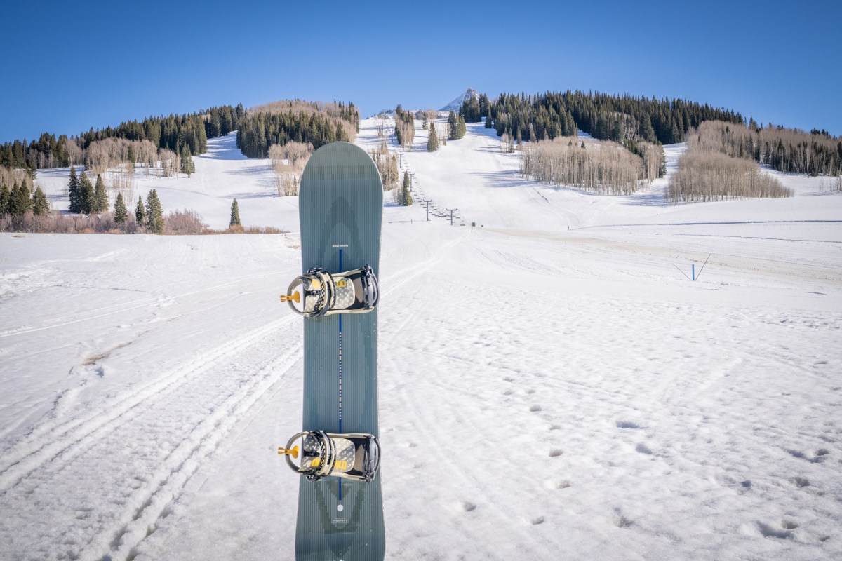 Salomon Highpath snowboard on a snowy ski run