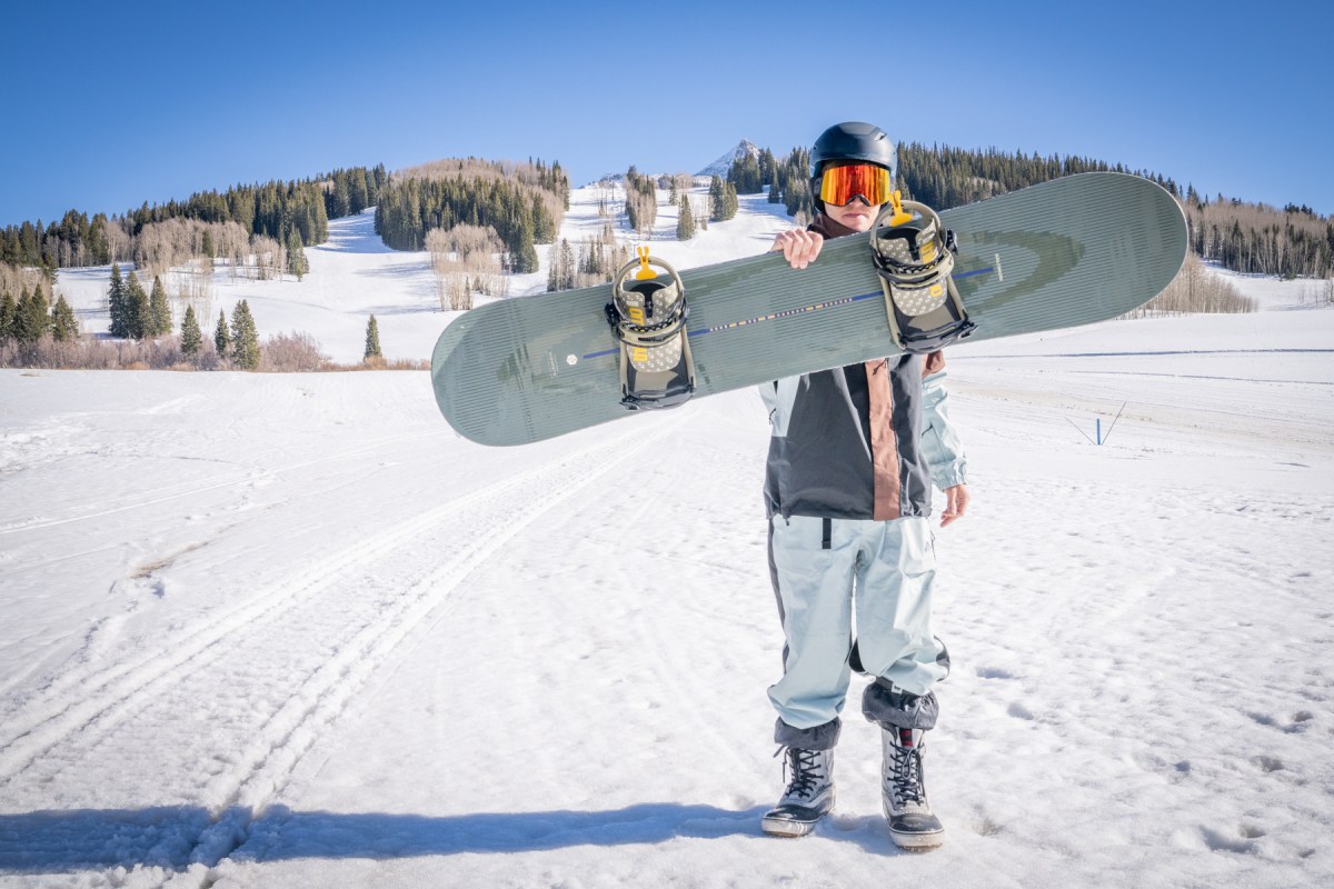 A snowboarder holds the Salomon Highpath on a snowy slope