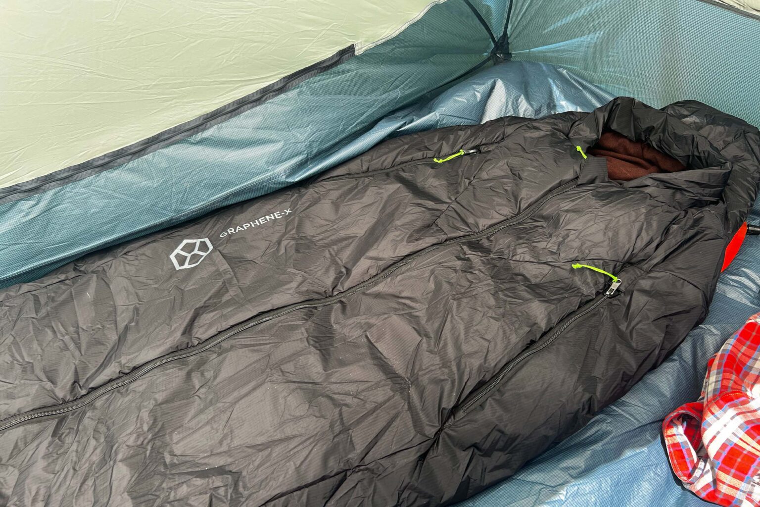 Graphene, Aerogel Sleeping Bag ‘Adapts to Temperature’: Graphene-X Tardigrade Lite First Look Graphene, Aerogel Sleeping Bag ‘Adapts to Temperature’: Graphene-X Tardigrade Lite First Look
