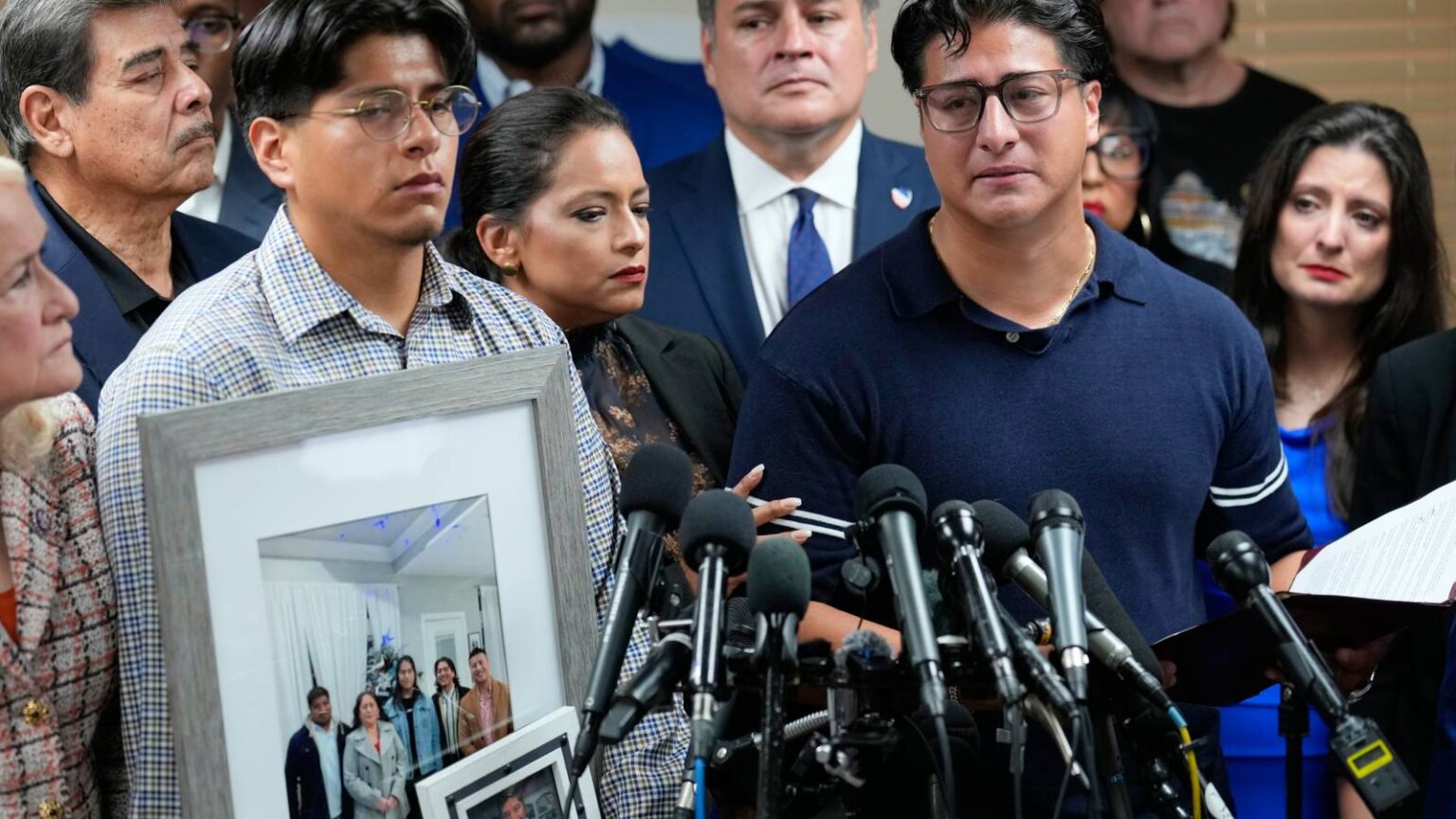 Mexico to Request Criminal Charges Over Deaths Following Fatal Shooting of Houston Man by Ice Agents Mexico to Request Criminal Charges Over Deaths Following Fatal Shooting of Houston Man by Ice Agents