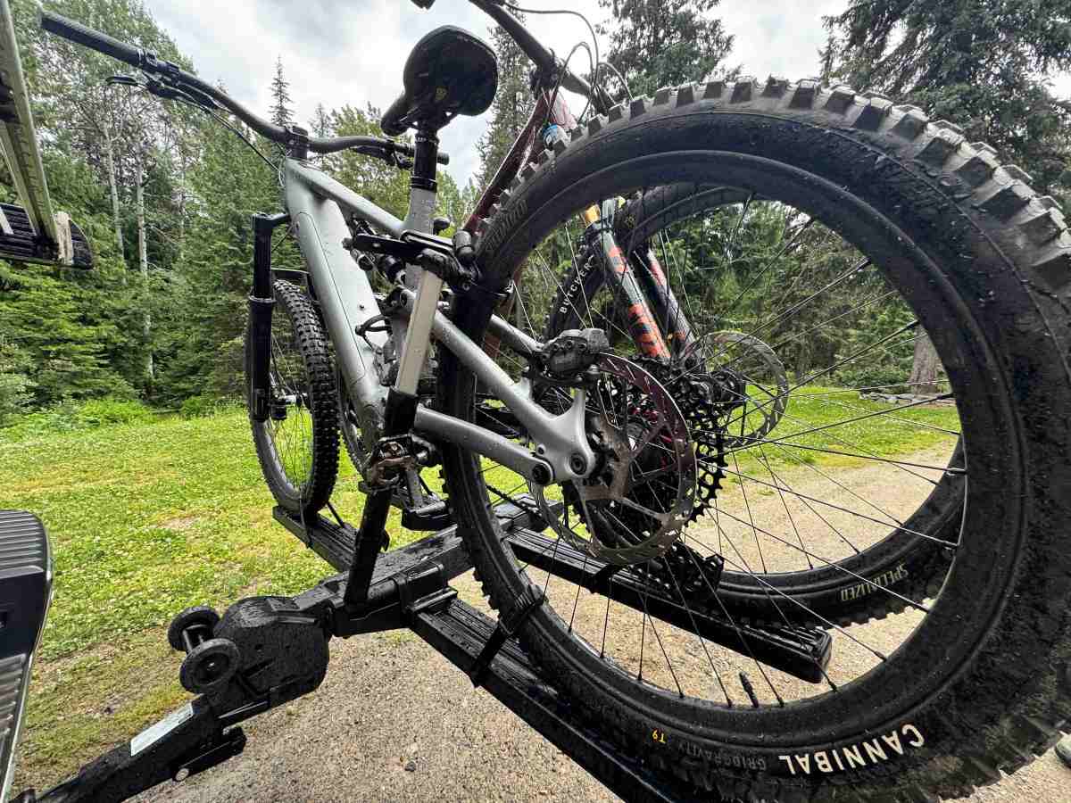The Vero's innovative telescopic arms secure each bike via the back tire, top tube, down tube, or seat tube; (photo/Dane Tudor) 