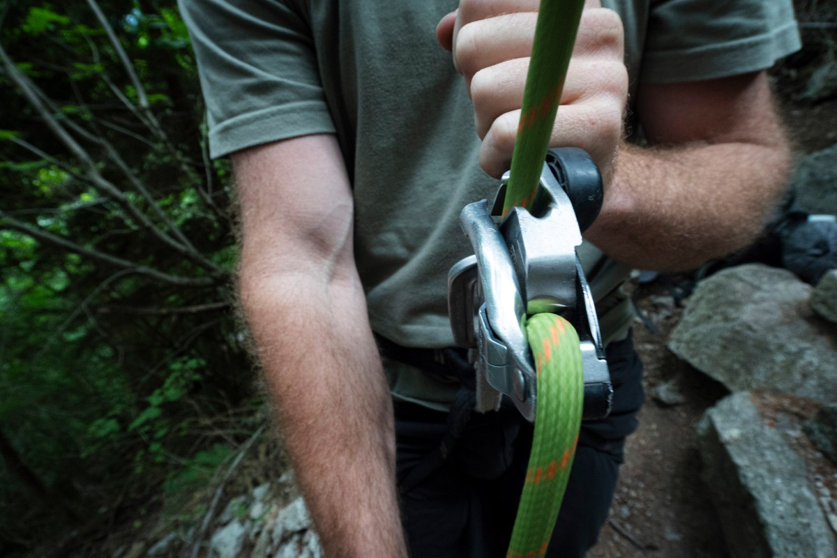 Mammut Crag Recycled rope feeding through a belay device