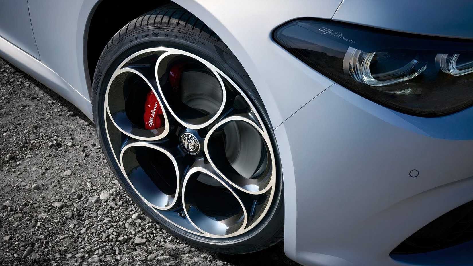 2023 Alfa Romeo Giulia alloy wheel and headlight
