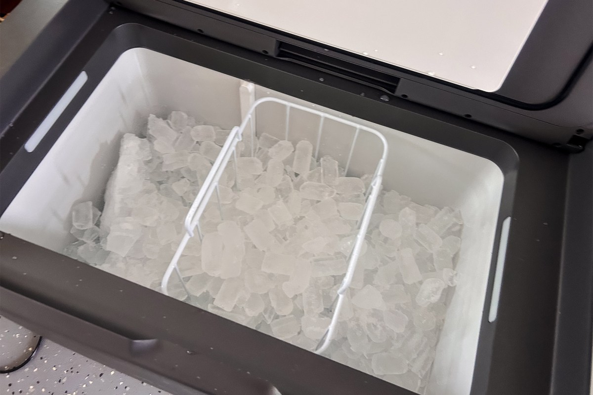 GLACIER Classic 45L filled with loose ice and an interior basket