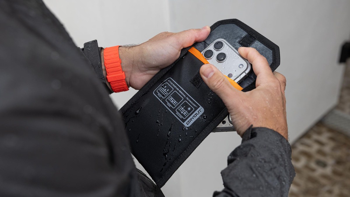 UAG_DryOut_phone pouch