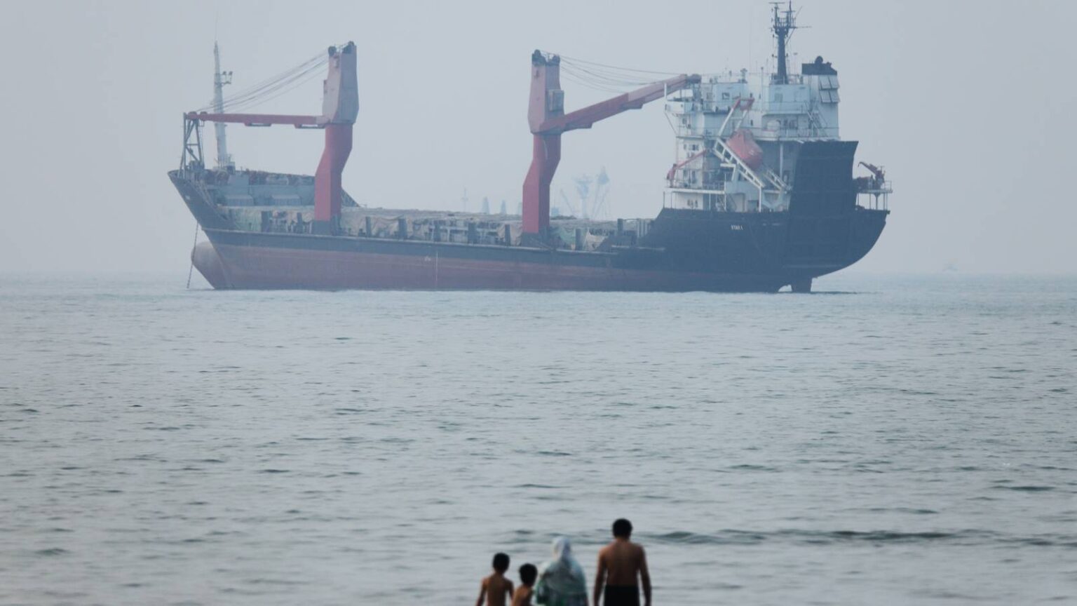 Iran Debates Hormuz Wording as Trump Says Deal’s ‘Moving Along’ Iran Debates Hormuz Wording as Trump Says Deal’s ‘Moving Along’
