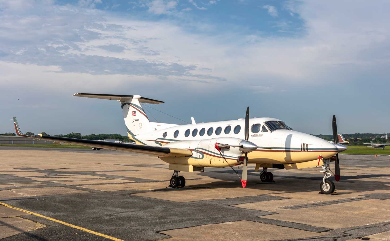 Beechcraft_King_Air_350_N614CW_FDK_MD1