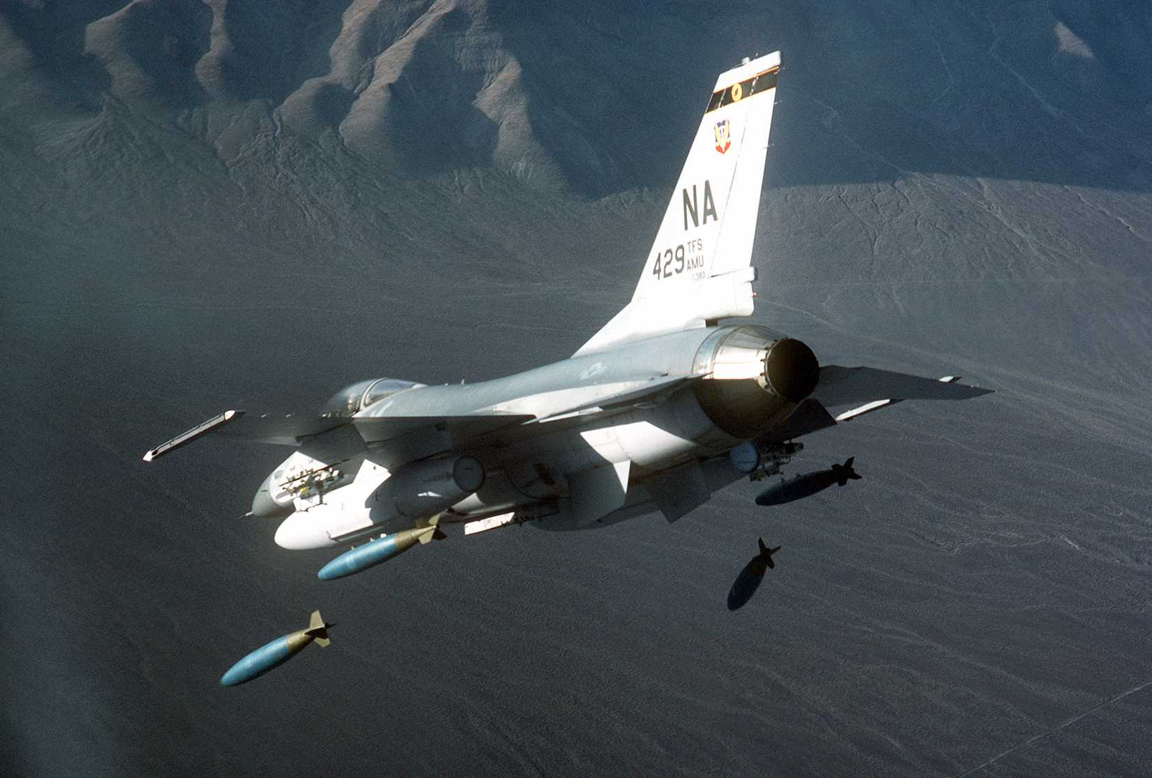 F-16_Fighting_Falcon_aircraft_releasing_four_Mark_84_2000-pound_bombs
